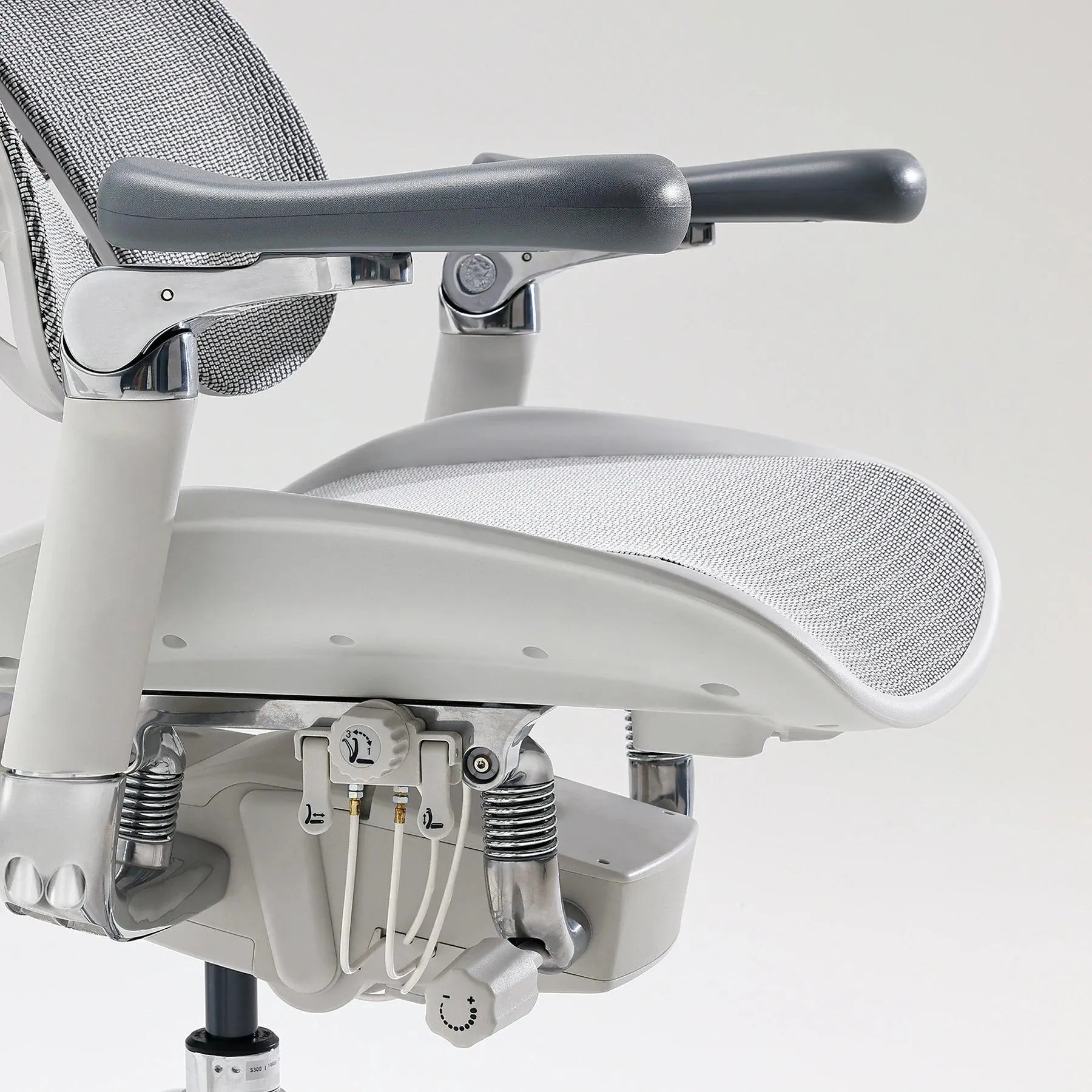 Doro S300 "Gravity-Defying" Ergonomic Chair