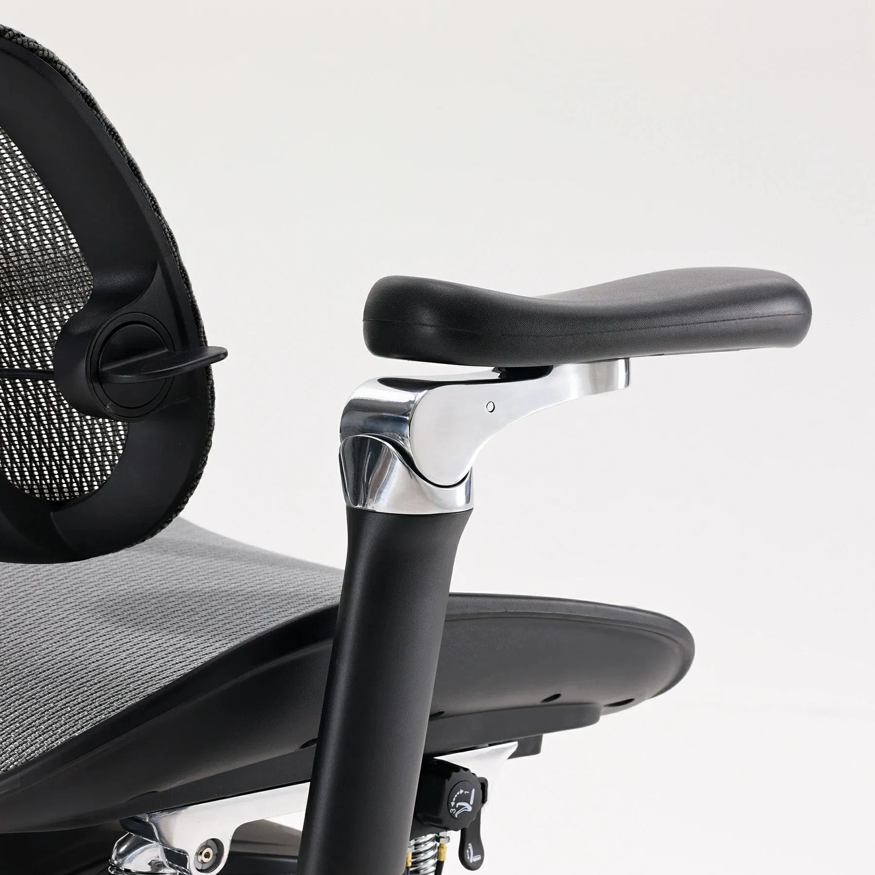 Doro S300 "Gravity-Defying" Ergonomic Chair